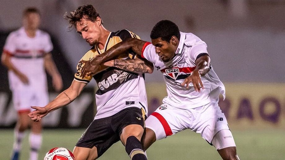 Jogadores de Criciúma e São Paulo disputando lance na semifinal da Copinha Guilherme Veiga / São Paulo FC